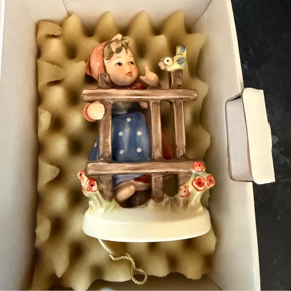 VINTAGE HUMMEL SIGNS OF SPRING #829 FIGURINE 5 inch box included - Picture 2 of 16